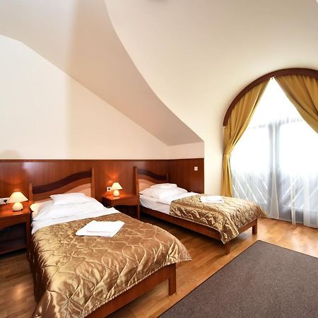 Hotel Kumania Kisujszallas 외부 사진