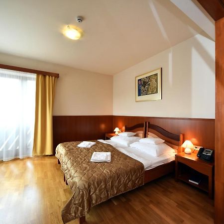 Hotel Kumania Kisujszallas 외부 사진