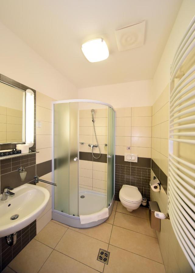Hotel Kumania Kisujszallas 외부 사진