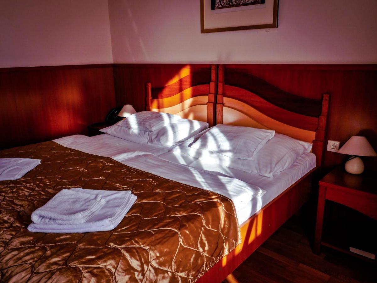 Hotel Kumania Kisujszallas 외부 사진