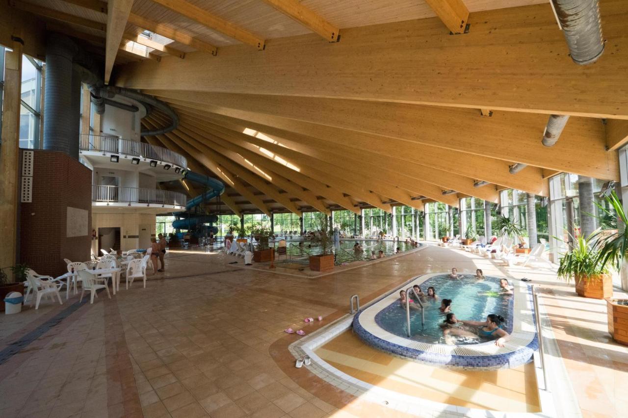 Hotel Kumania Kisujszallas 외부 사진