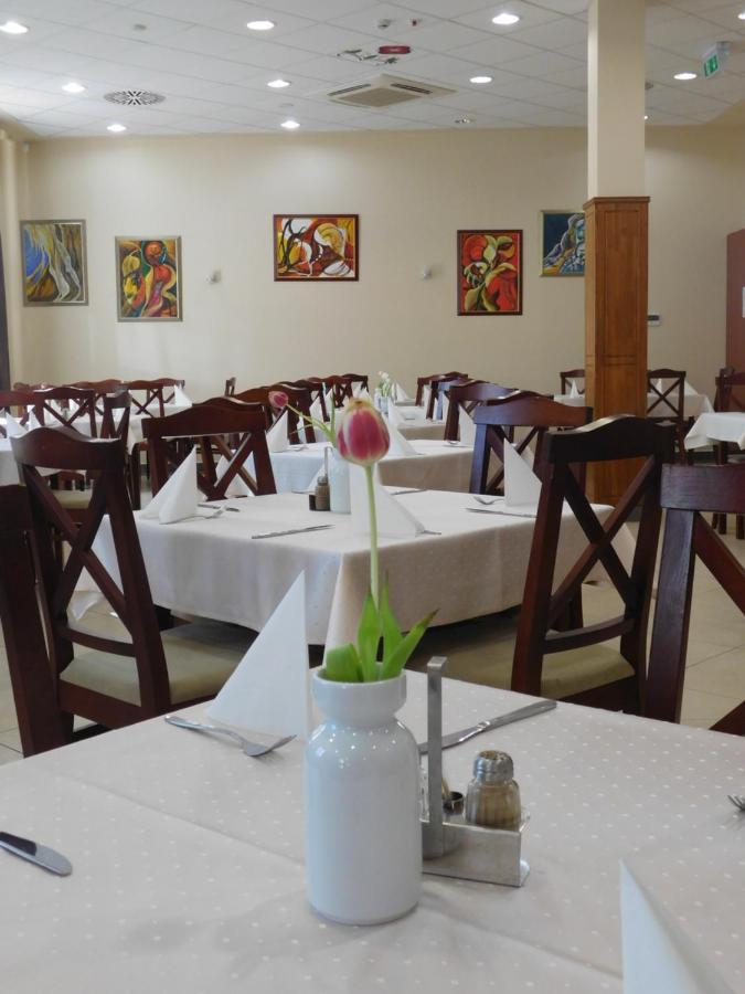Hotel Kumania Kisujszallas 외부 사진