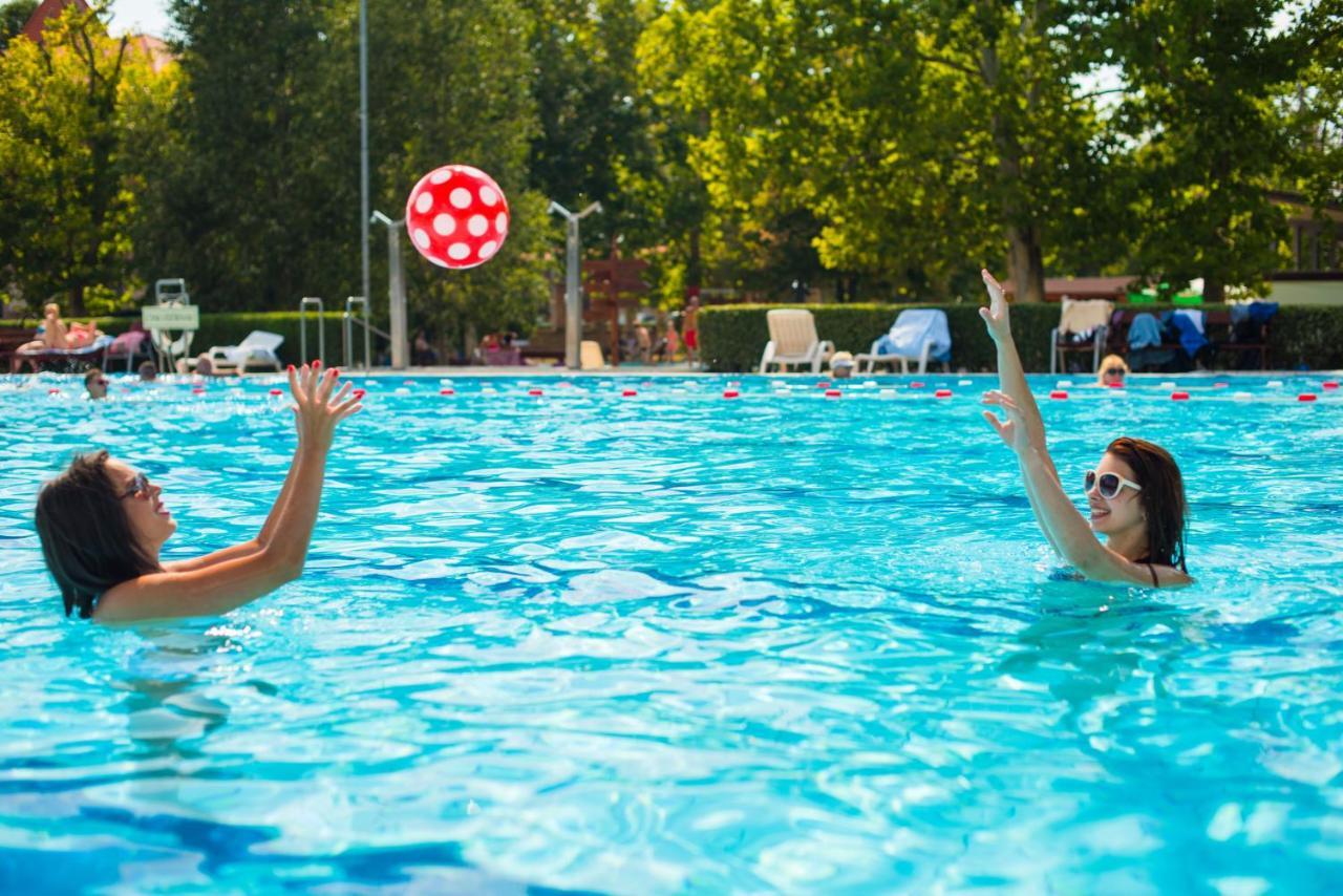 Hotel Kumania Kisujszallas 외부 사진