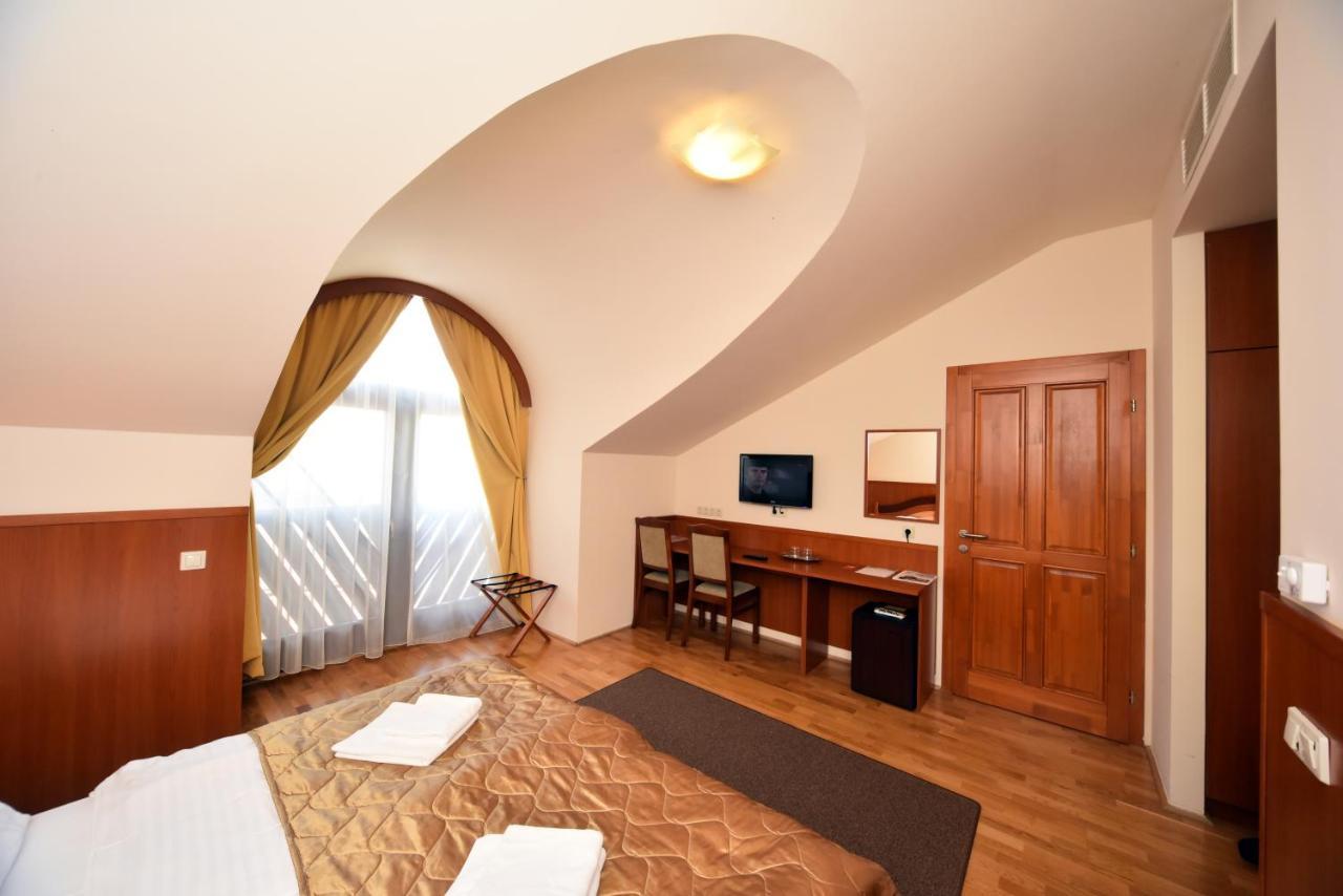 Hotel Kumania Kisujszallas 외부 사진