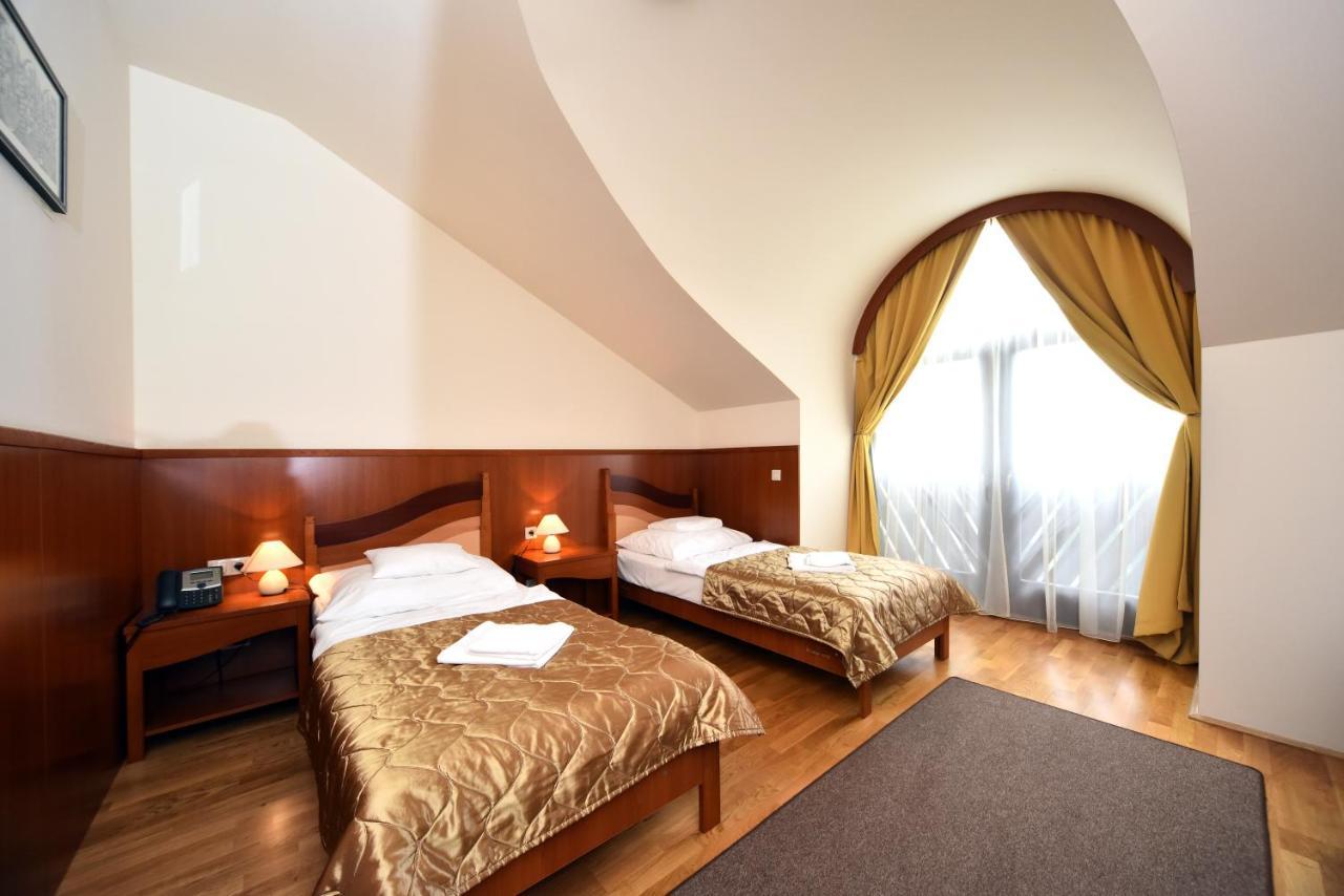 Hotel Kumania Kisujszallas 외부 사진