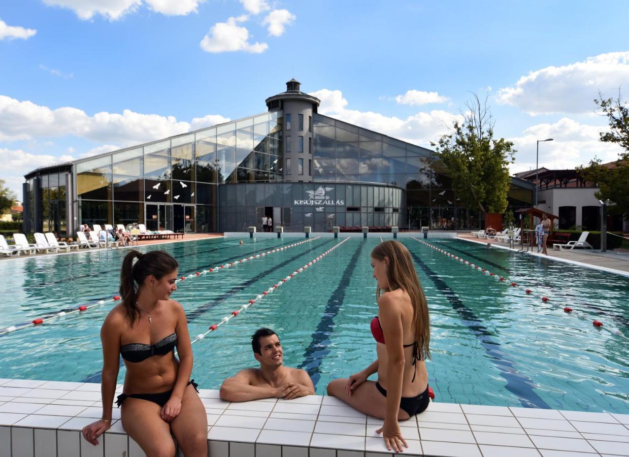 Hotel Kumania Kisujszallas 외부 사진