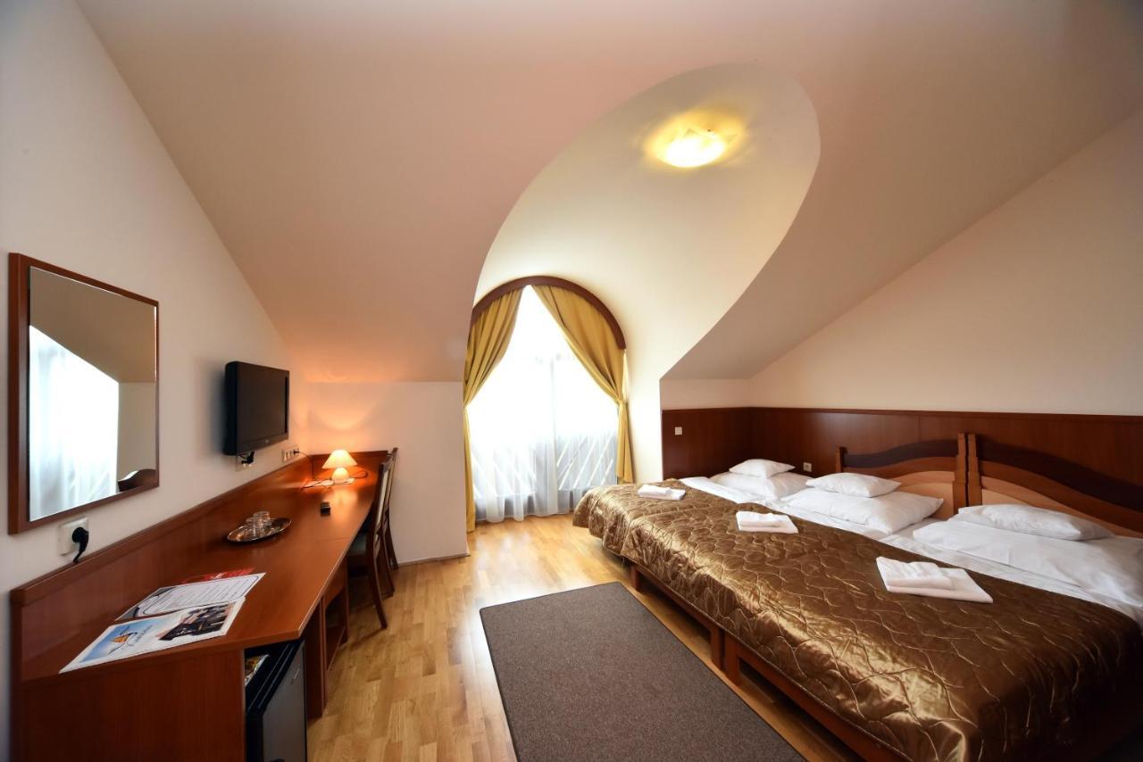 Hotel Kumania Kisujszallas 외부 사진
