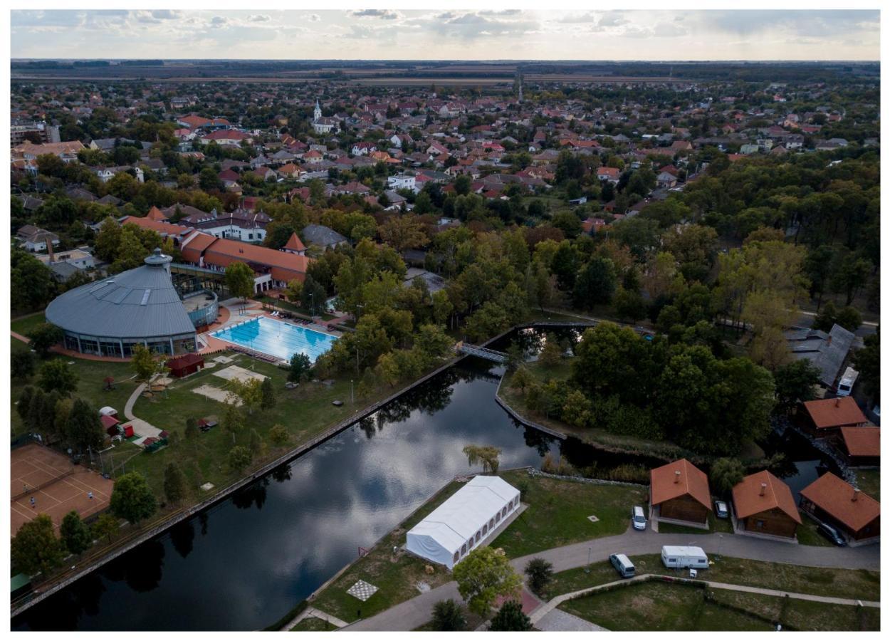 Hotel Kumania Kisujszallas 외부 사진