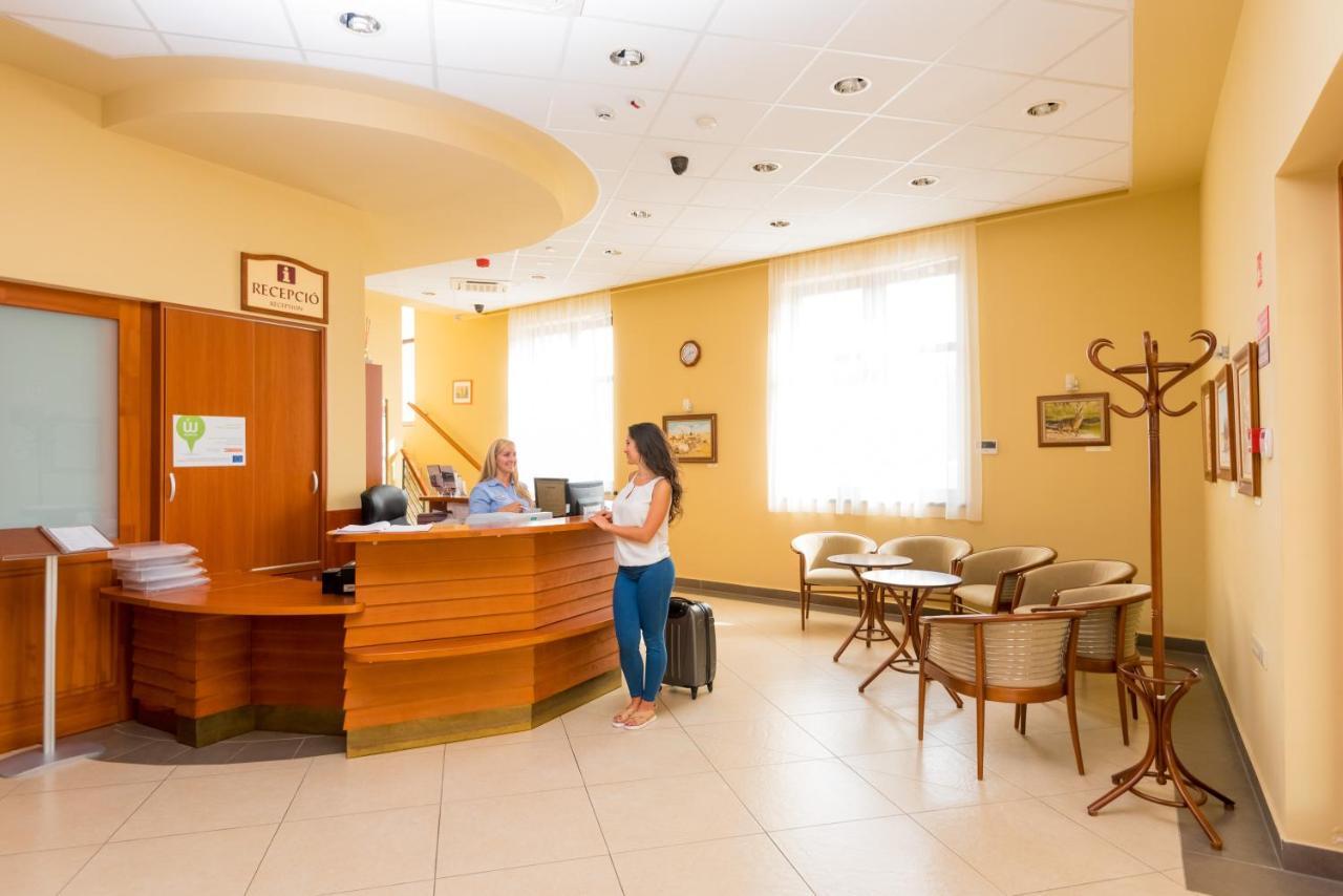 Hotel Kumania Kisujszallas 외부 사진