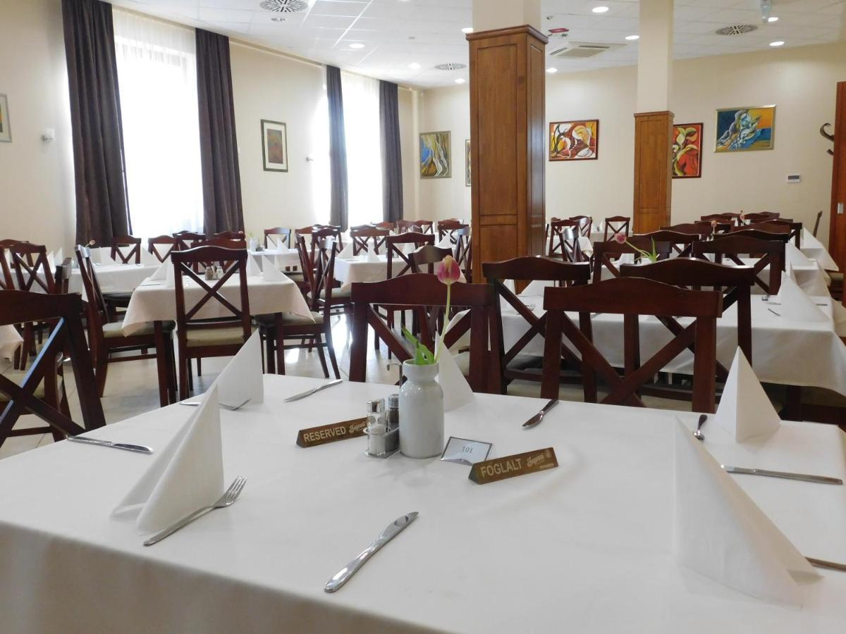 Hotel Kumania Kisujszallas 외부 사진