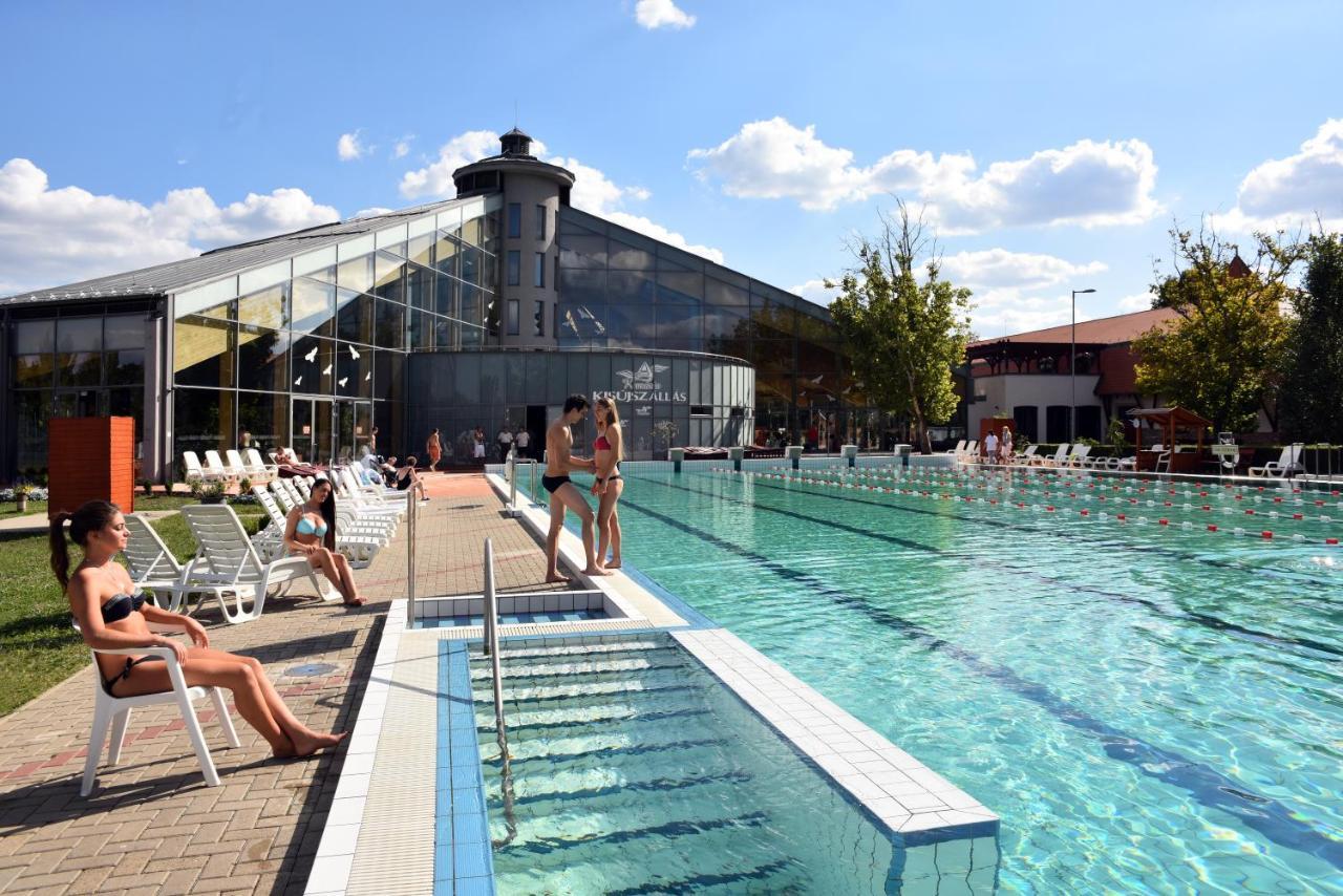 Hotel Kumania Kisujszallas 외부 사진