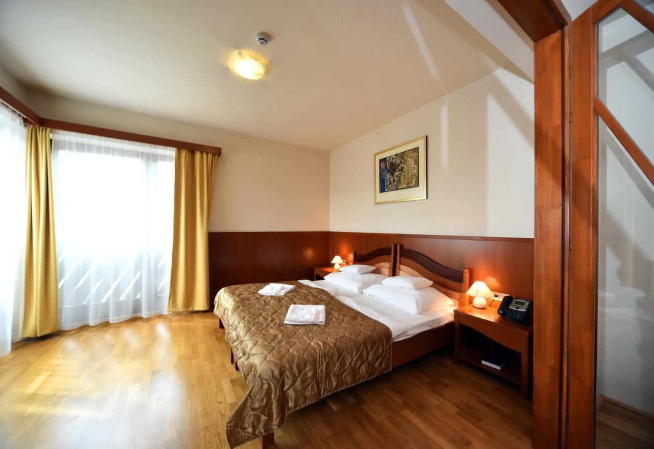 Hotel Kumania Kisujszallas 외부 사진